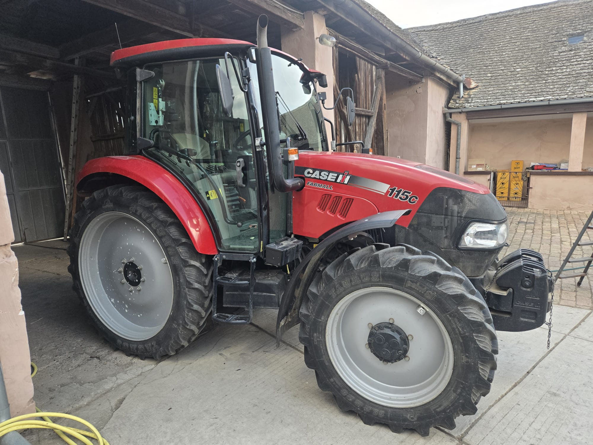 CASE IH traktor – zamjena svih stakala na traktoru u autolimarskoj radionici Autokirurgija Omrčen, Osijek (slika 1)