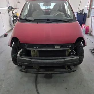 Fiat 500 – kompletna obnova limarije, lakiranje i vinili u autolimarskoj radionici Autokirurgija Omrčen, Osijek (slika 1)