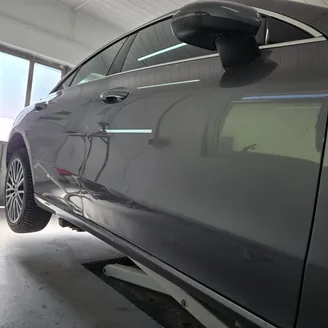 Mercedes-Benz CLA 200 d – sanacija praga, vrata i stražnjeg dijela vozila u autolimarskoj radionici Autokirurgija Omrčen, Osijek (slika 1)