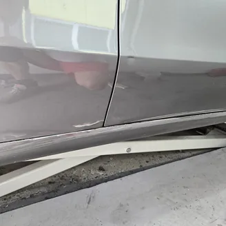 Mercedes-Benz CLA 200 d – sanacija praga, vrata i stražnjeg dijela vozila u autolimarskoj radionici Autokirurgija Omrčen, Osijek (slika 2)