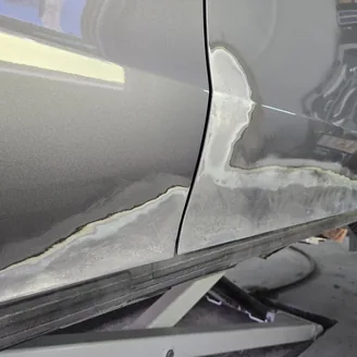 Mercedes-Benz CLA 200 d – sanacija praga, vrata i stražnjeg dijela vozila u autolimarskoj radionici Autokirurgija Omrčen, Osijek (slika 5)