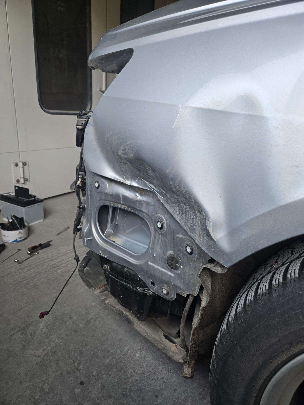 Audi – ravnanje udubljenja, priprema i lakiranje u autolimarskoj radionici Autokirurgija Omrčen, Osijek (slika 1)