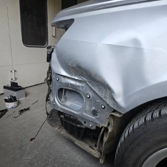 Audi 1 – ravnanje udubljenja, priprema i lakiranje u autolimarskoj radionici Autokirurgija Omrčen, Osijek (slika 1)
