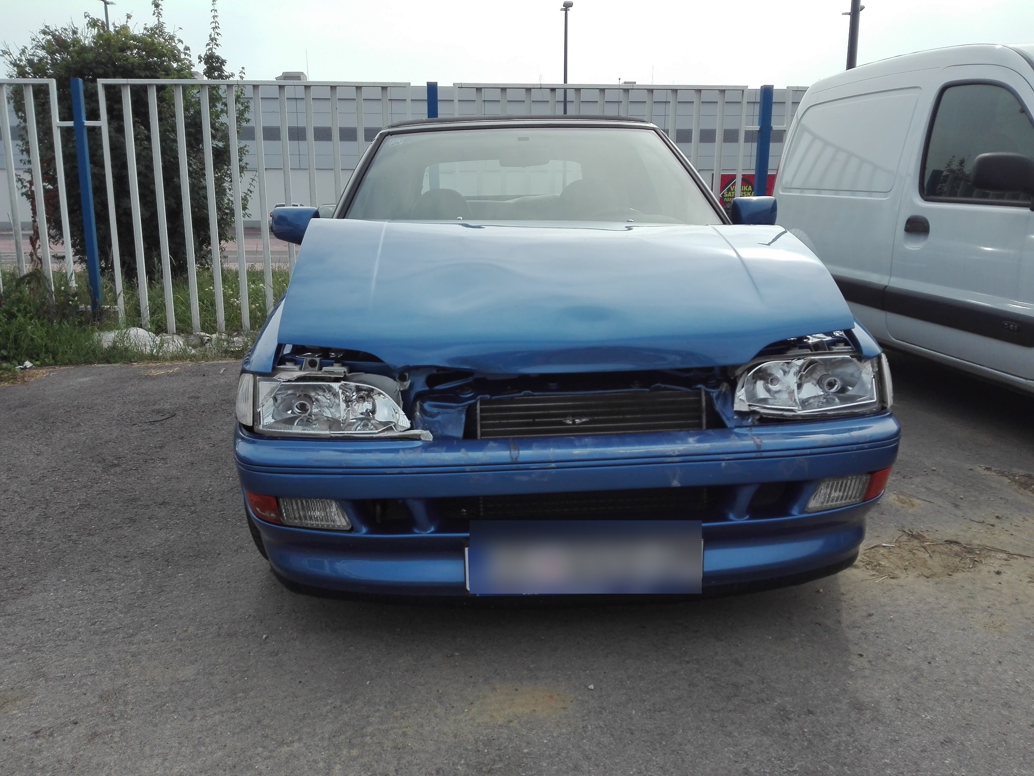 Ford Escort – frontalni sudar – popravak karoserije nakon frontalnog sudara u autolimarskoj radionici Autokirurgija Omrčen, Osijek (slika 1)
