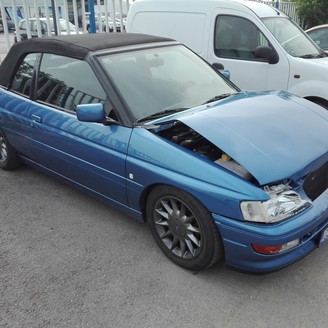 Ford Escort – frontalni sudar – popravak karoserije nakon frontalnog sudara u autolimarskoj radionici Autokirurgija Omrčen, Osijek (slika 2)