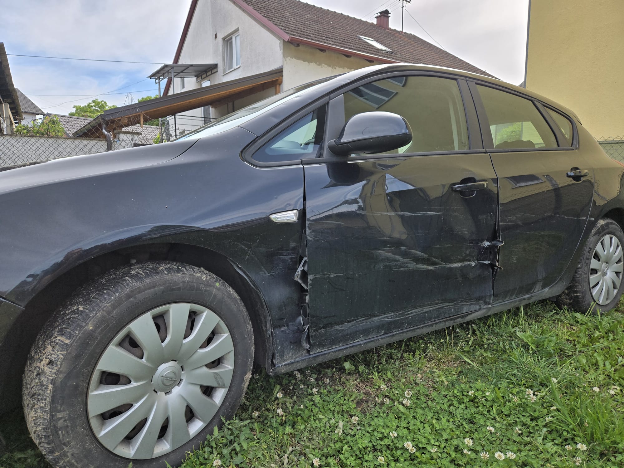 Opel Astra – popravak karoserije lijeve strane i lakiranje krova u autolimarskoj radionici Autokirurgija Omrčen, Osijek (slika 1)