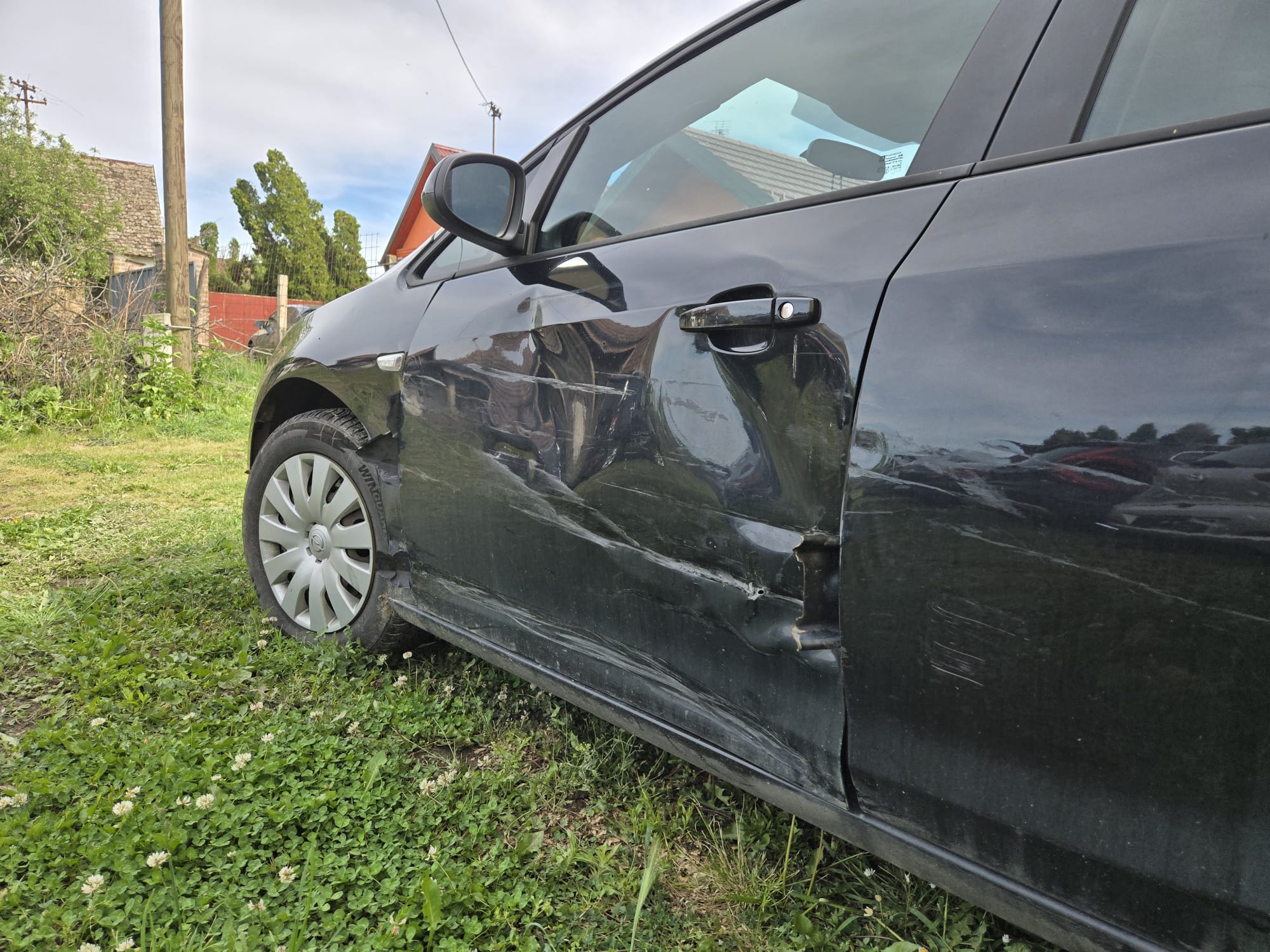 Opel Astra – popravak karoserije lijeve strane i lakiranje krova u autolimarskoj radionici Autokirurgija Omrčen, Osijek (slika 2)