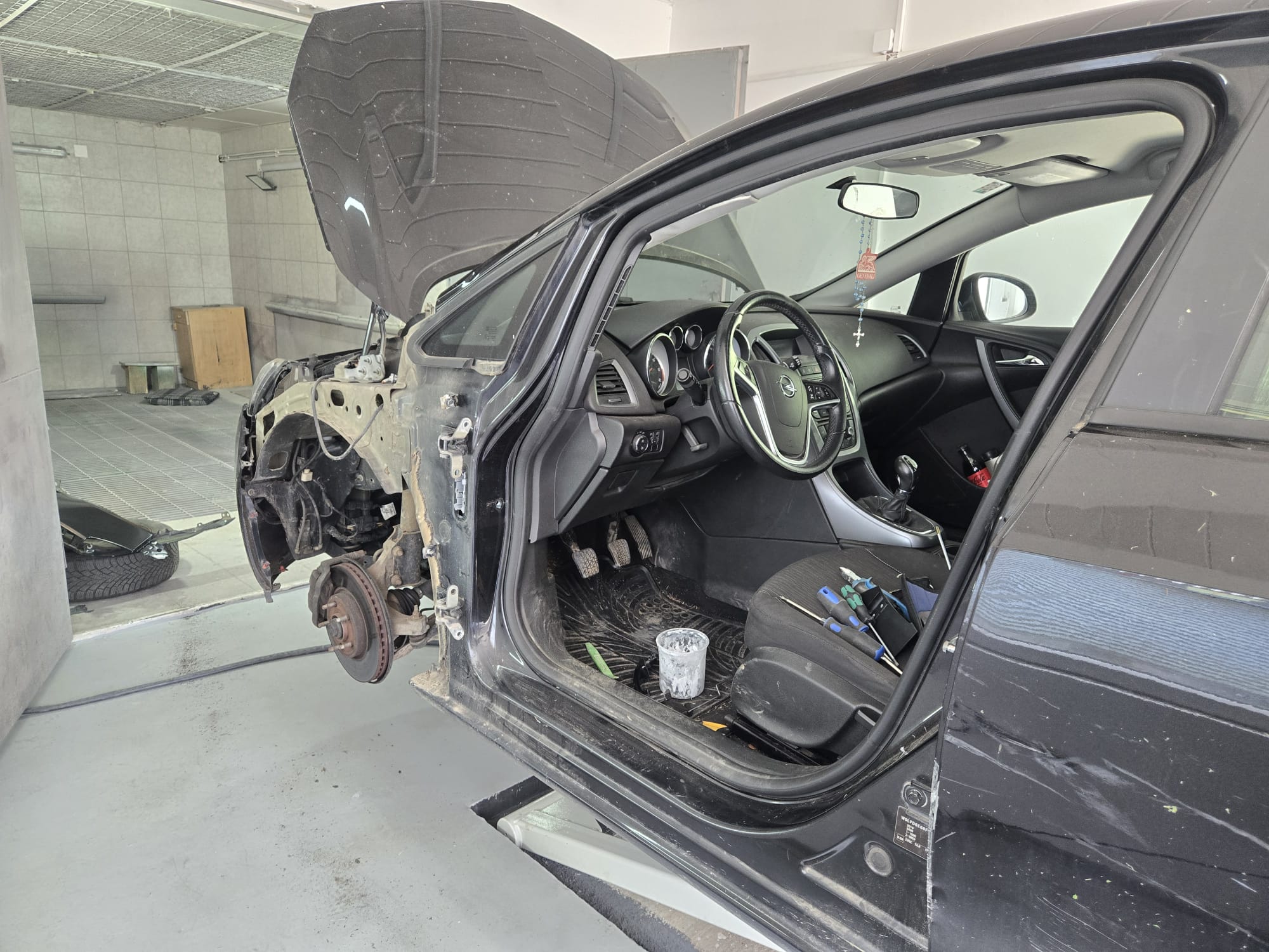 Opel Astra – popravak karoserije lijeve strane i lakiranje krova u autolimarskoj radionici Autokirurgija Omrčen, Osijek (slika 4)
