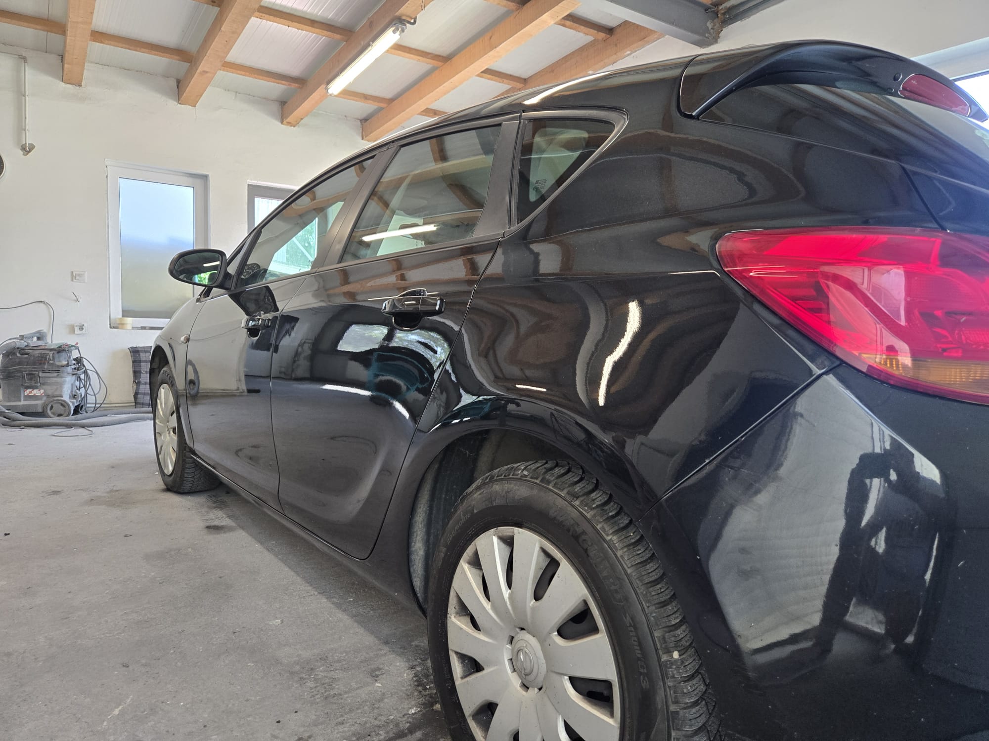Opel Astra – popravak karoserije lijeve strane i lakiranje krova u autolimarskoj radionici Autokirurgija Omrčen, Osijek (slika 6)
