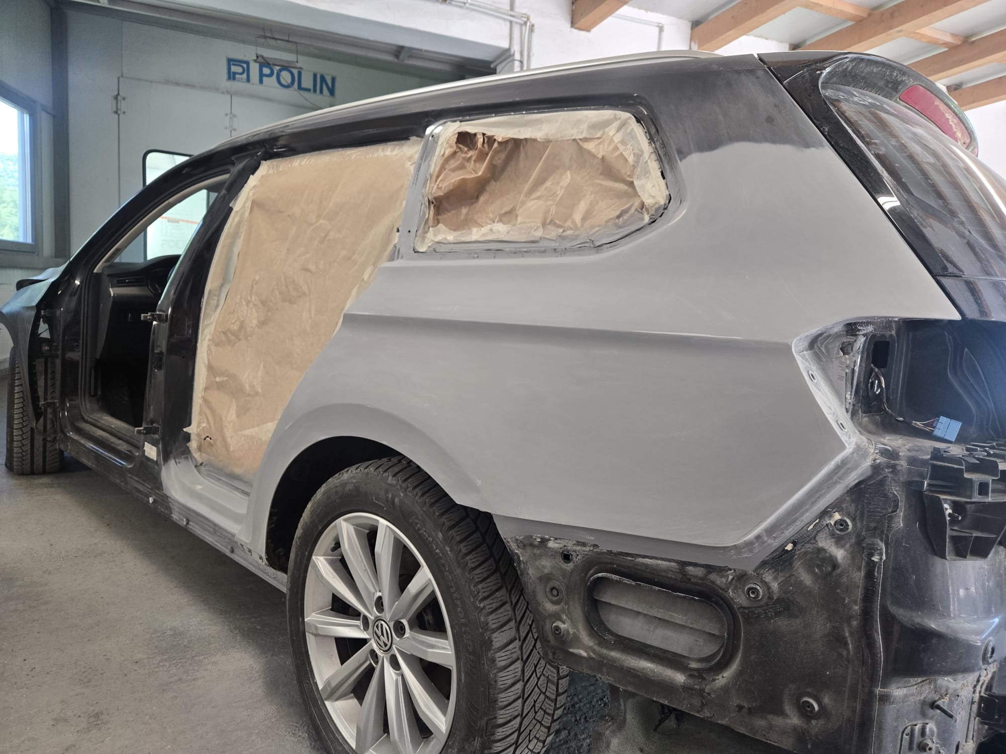 Volkswagen Passat – limarija i lakiranje lijeve strane i prednjeg kraja u autolimarskoj radionici Autokirurgija Omrčen, Osijek (slika 1)