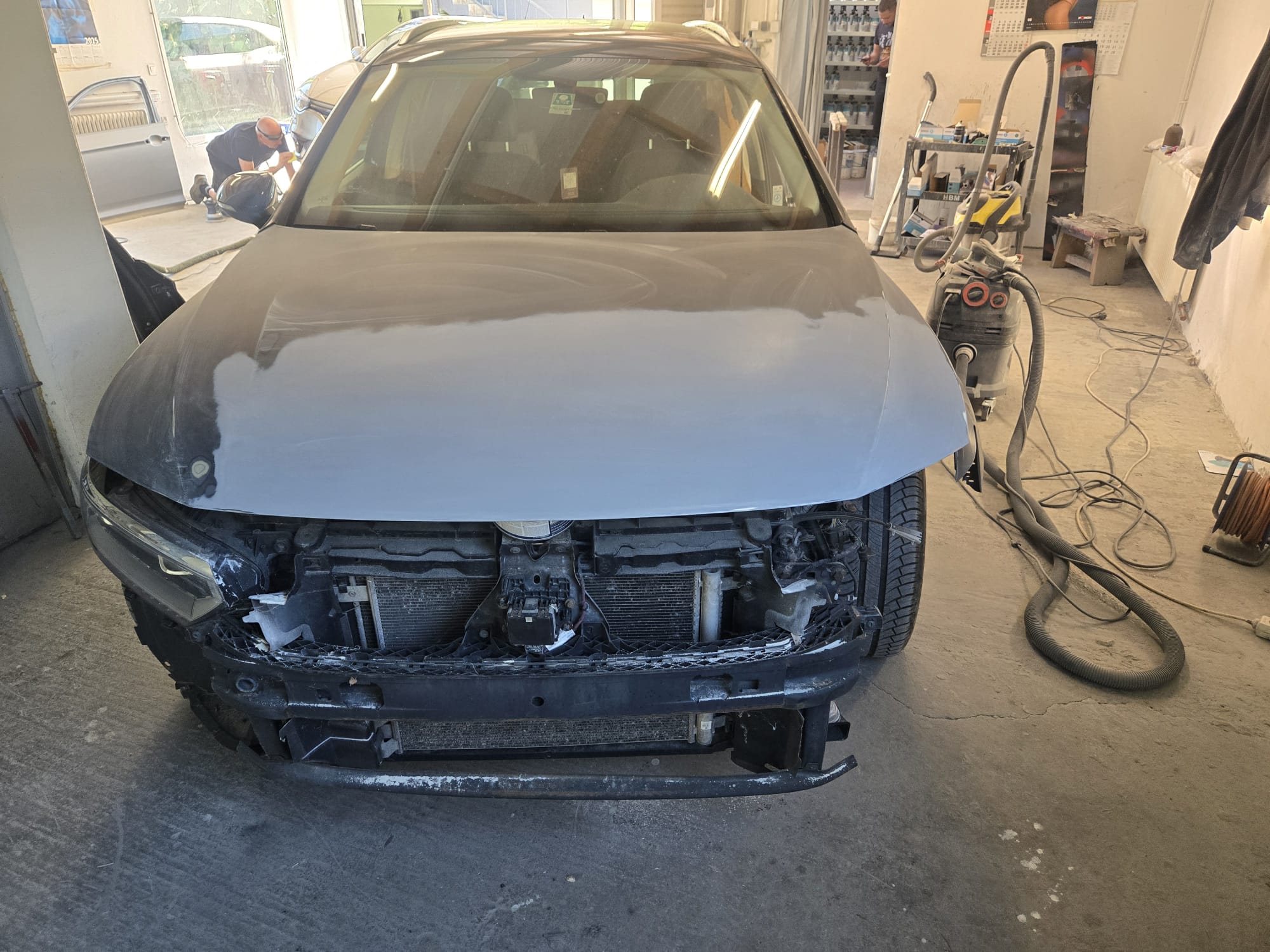 Volkswagen Passat – limarija i lakiranje lijeve strane i prednjeg kraja u autolimarskoj radionici Autokirurgija Omrčen, Osijek (slika 2)
