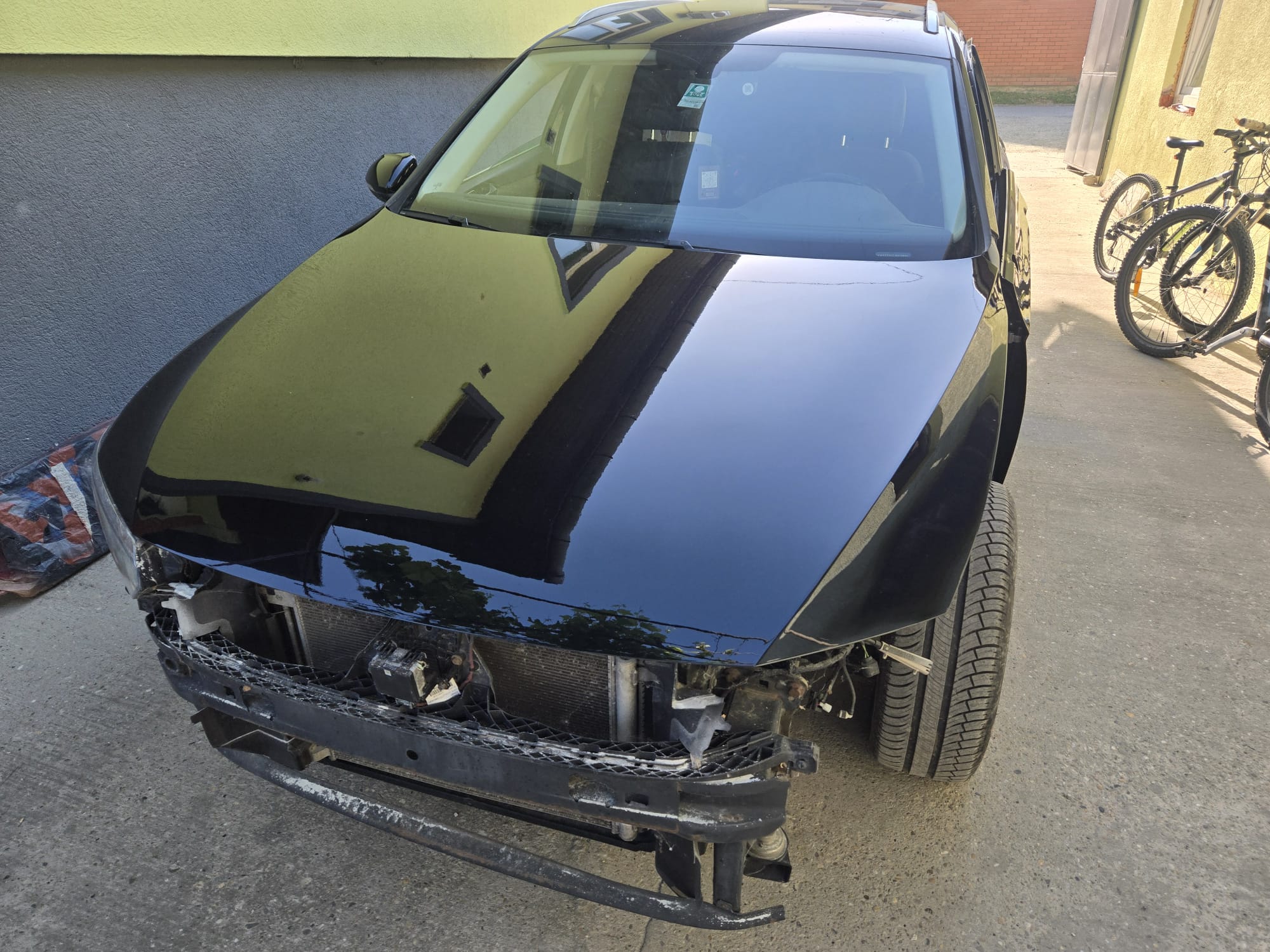 Volkswagen Passat – limarija i lakiranje lijeve strane i prednjeg kraja u autolimarskoj radionici Autokirurgija Omrčen, Osijek (slika 3)